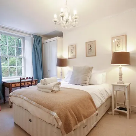 Charming & Spacious Georgian Garden Flat Bristol
