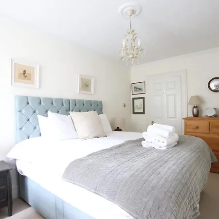 Charming & Spacious Georgian Garden Flat *