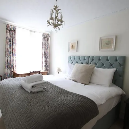 Charming & Spacious Georgian Garden Flat *